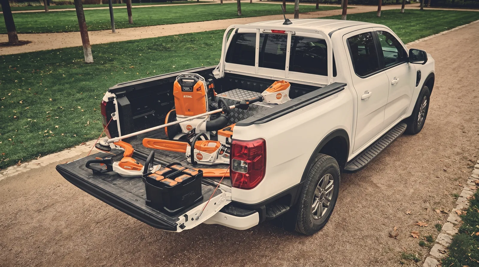 Kit completo de ferramentas STIHL a bateria em picape